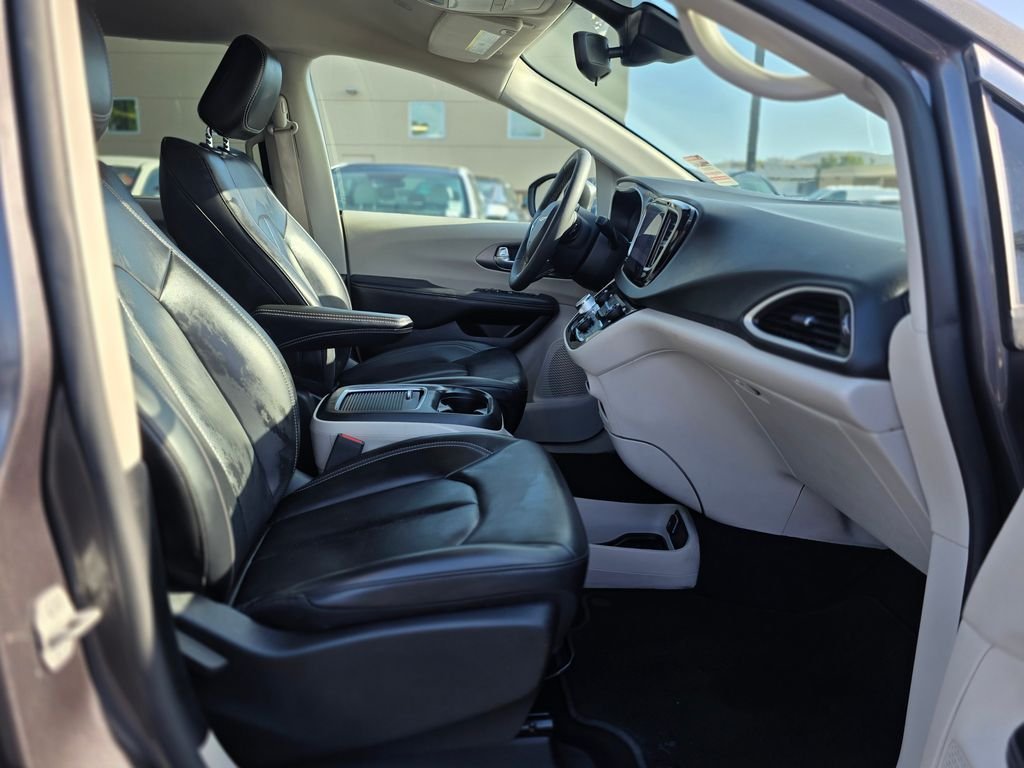 2023 Chrysler Pacifica Touring L - Photo 10