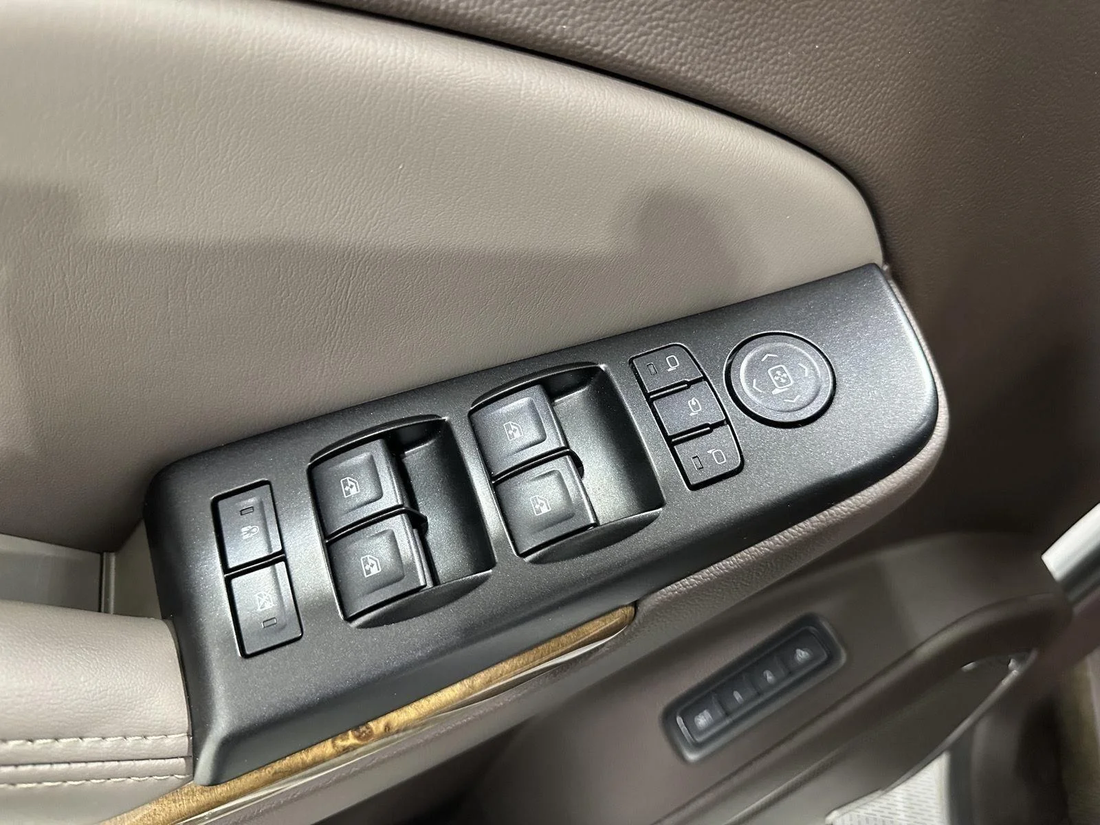 Used 2016 WHITE FROST TRICOAT GMC Denali image 23