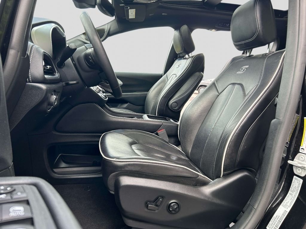 Used 2025 Black Chrysler Limited image 18