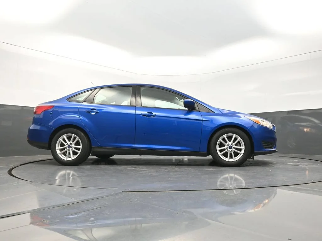Used 2018 Blue Ford SE image 30