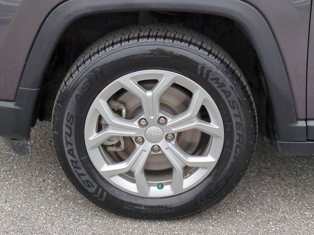 Used 2024 Gray Jeep Latitude image 11