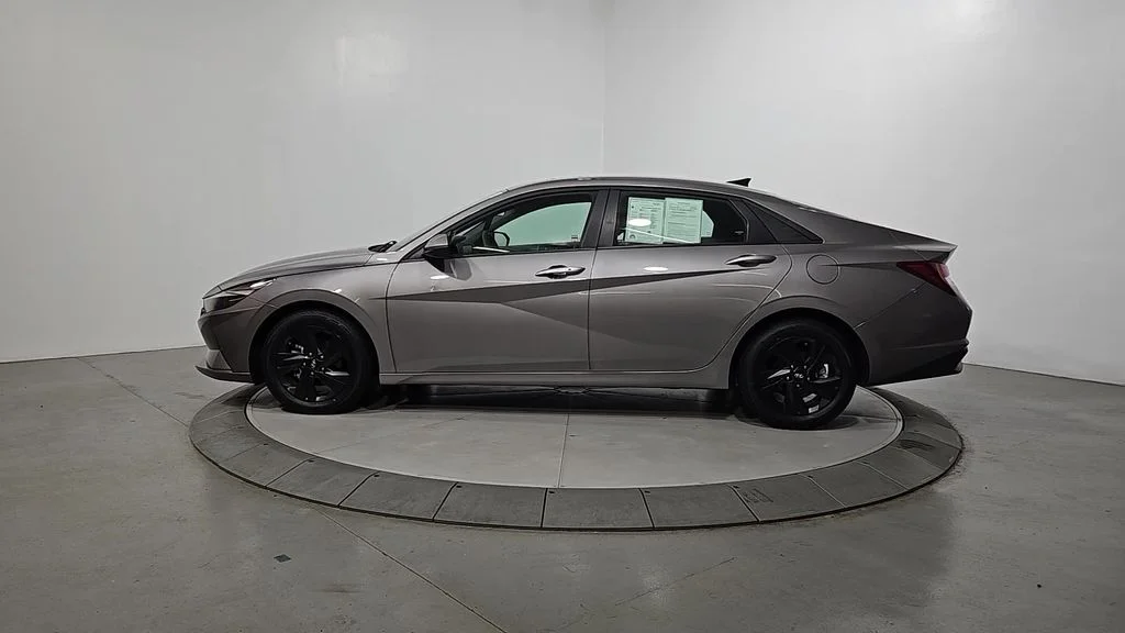 Used 2023 Silver Hyundai SEL image 2