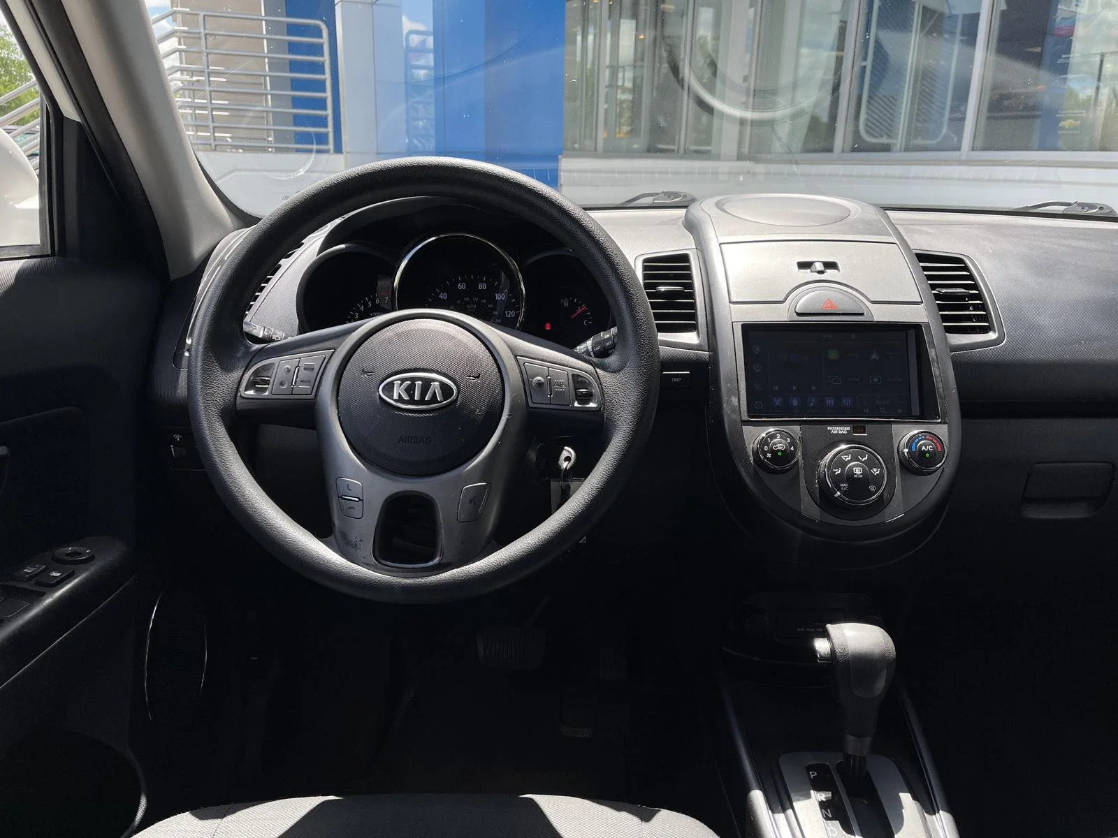 Used 2010 Clear White Kia + image 13