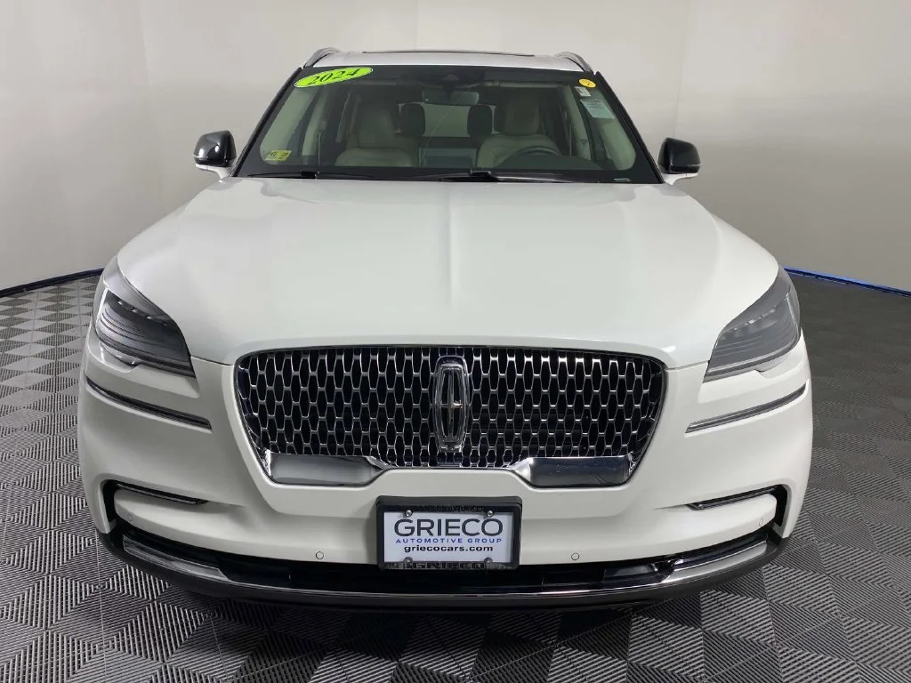 Used 2024 White Metallic Lincoln Reserve image 3