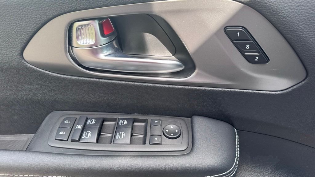 Used 2025 White Chrysler Select image 10