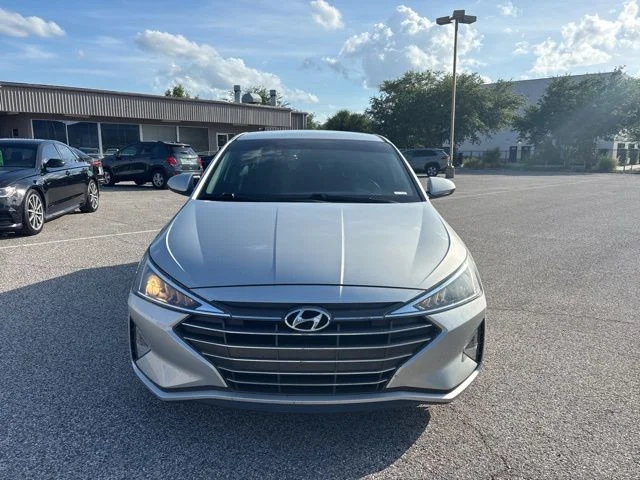 Used 2019 Silver Hyundai SE image 8