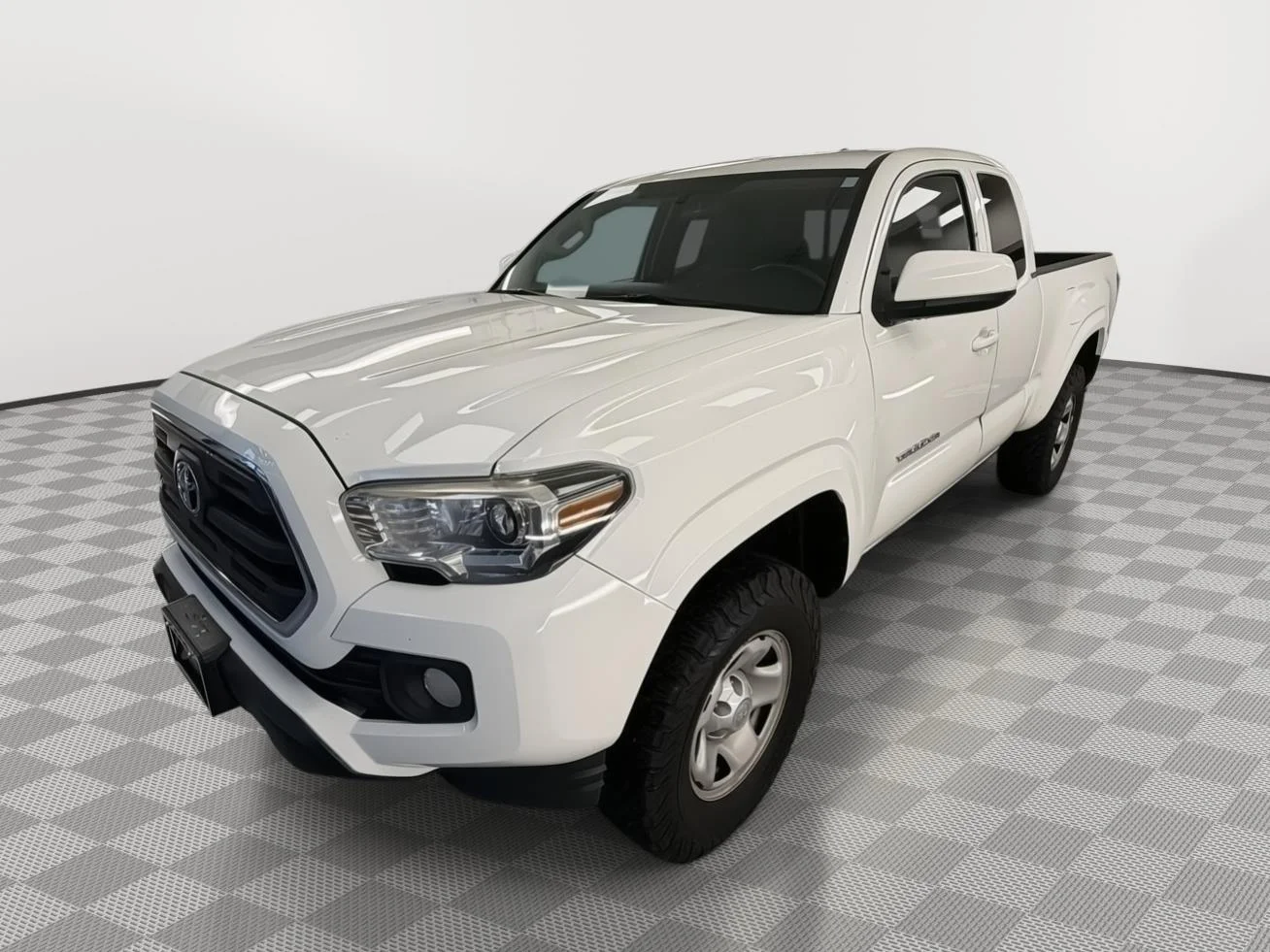Used 2016 Super White Toyota SR5 image 4
