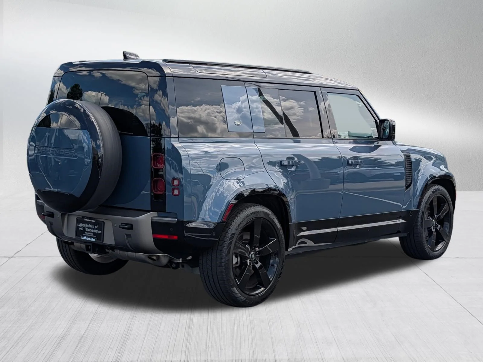 Used 2024 Tasman Blue Metallic Land Rover X-Dynamic SE image 7