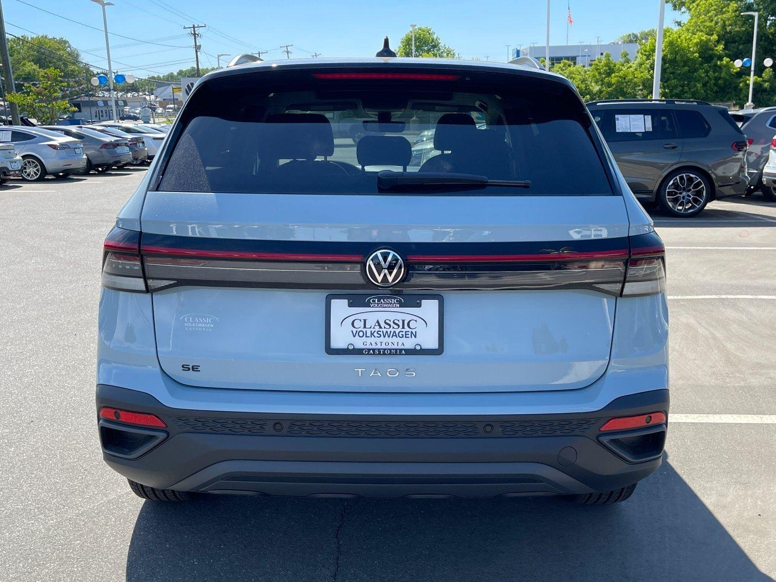New 2026 Monument Gray w/Deep Black Roof Volkswagen SE Black image 4
