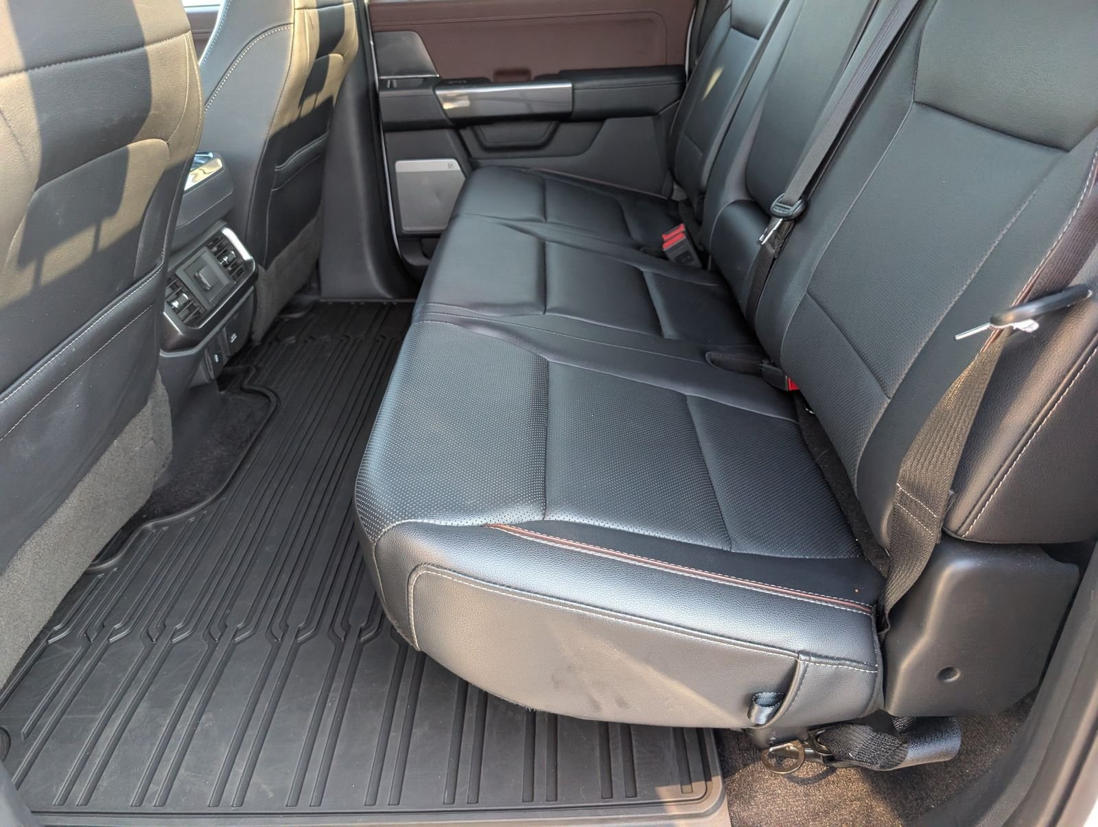 Used 2023 Oxford White Ford Lariat image 33