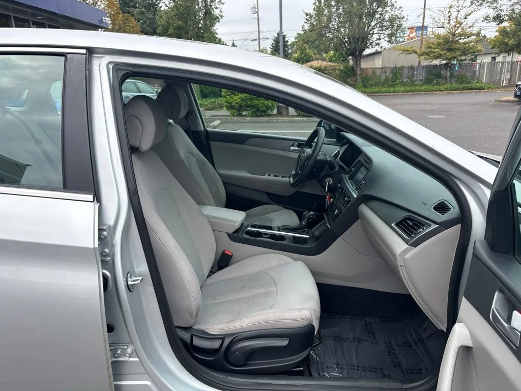 Used 2016 Silver Hyundai SE image 22
