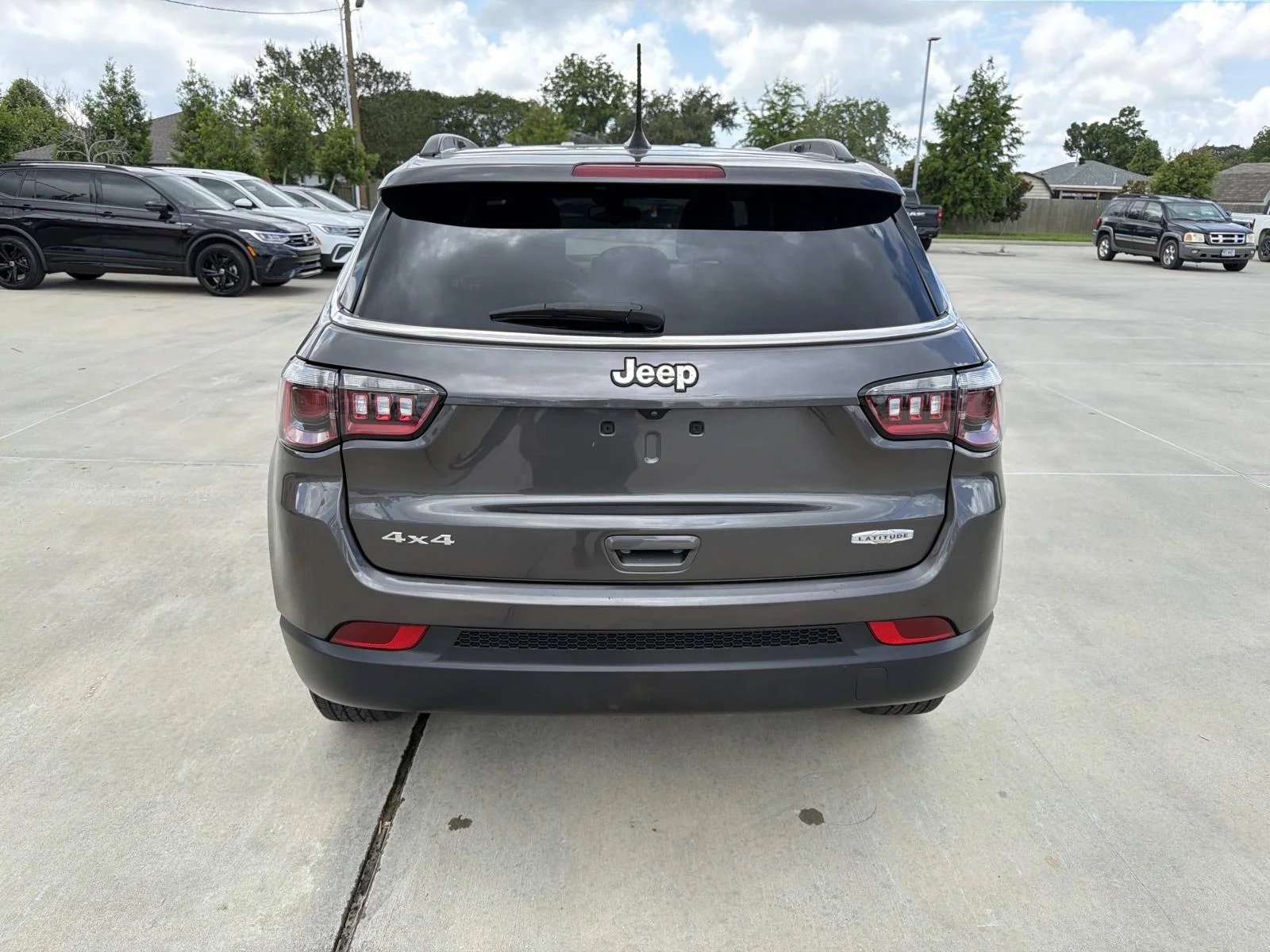 Used 2024 Gray Jeep Latitude 4x4 image 6