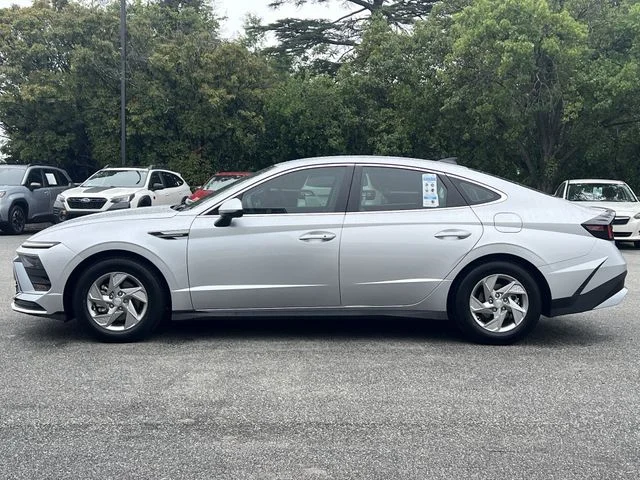 Used 2025 Silver Hyundai SE image 10