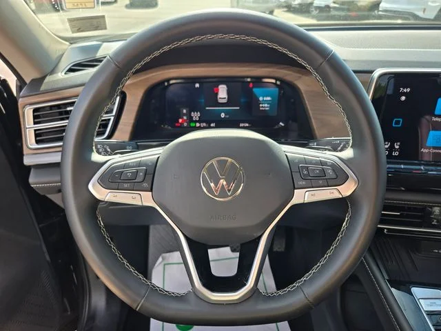 Used 2025 Gray Volkswagen 2.0T SE w/Technology image 31