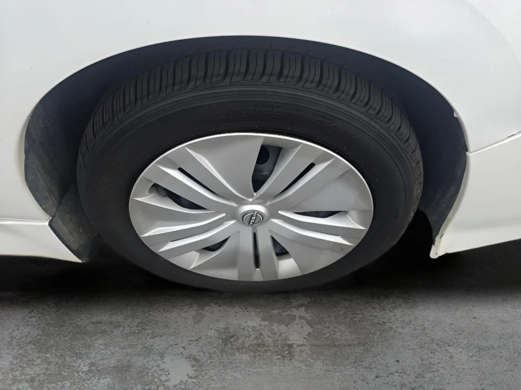 Used 2023 Glacier White Nissan S image 17