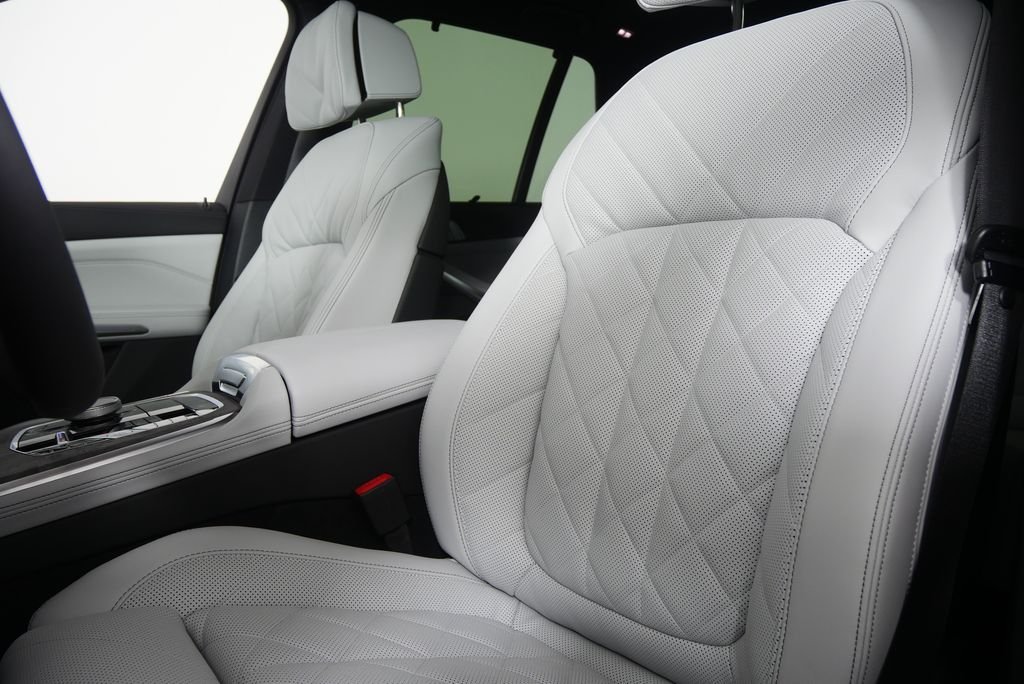 Used 2026 Mineral White Metallic BMW xDrive40i image 10