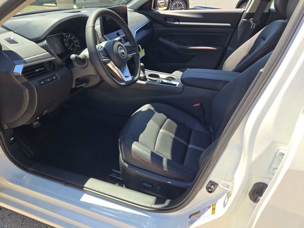 New 2026 Pearl White TriCoat / Super Black Two-tone Nissan SR image 20
