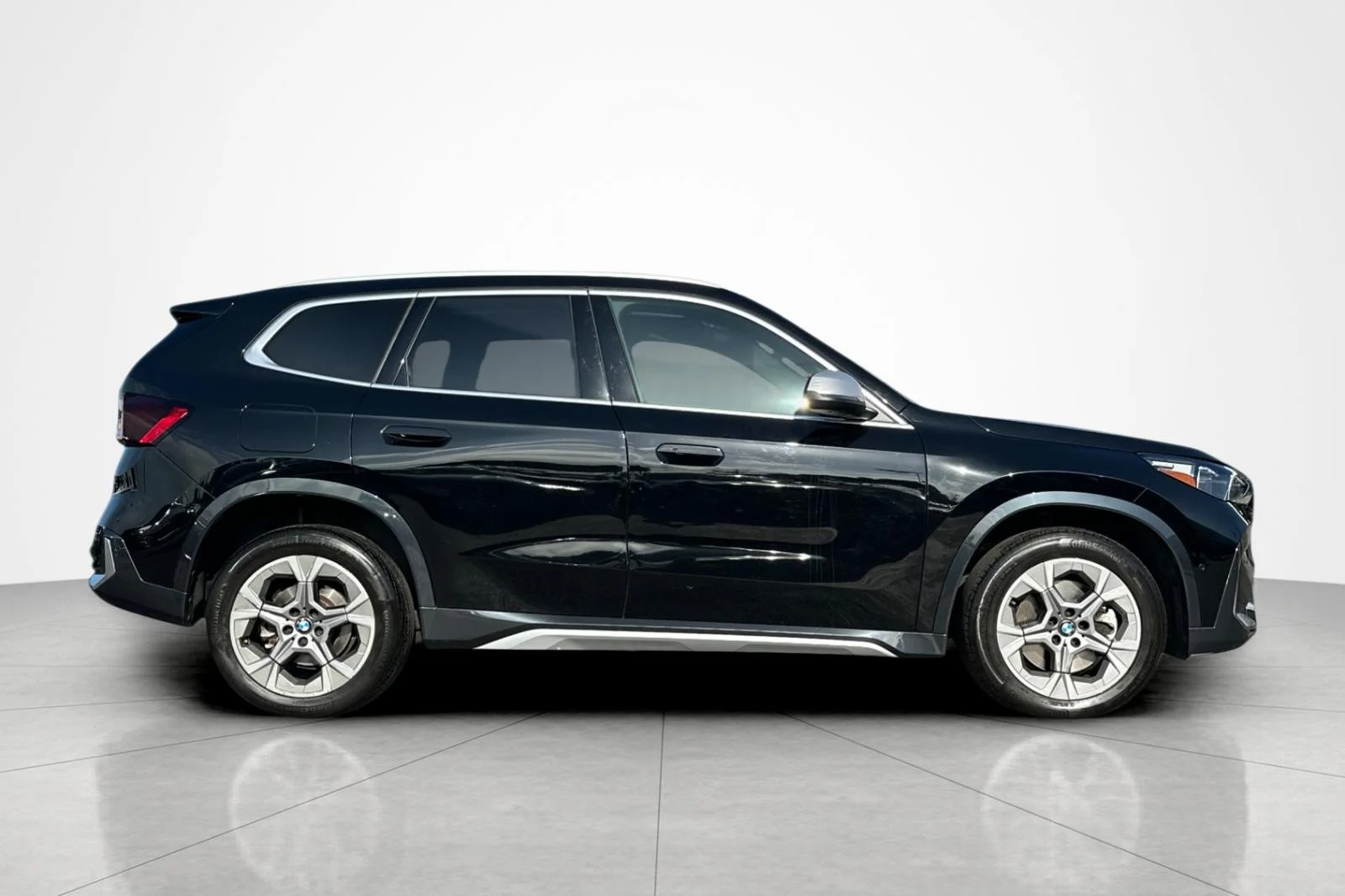 Used 2023 Jet Black BMW xDrive28i image 6