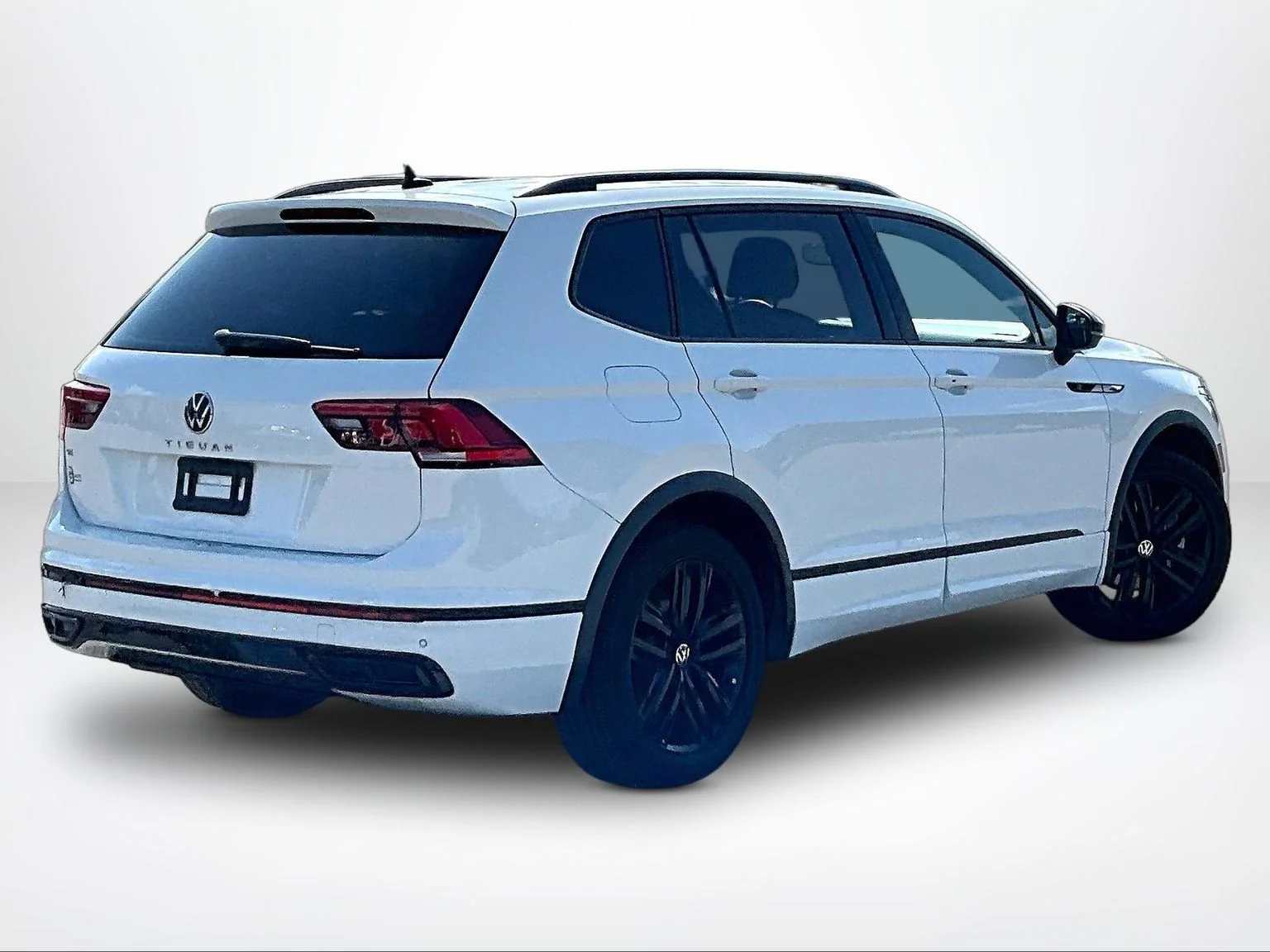 Used 2022 White Volkswagen 2.0T SE R-Line Black image 3