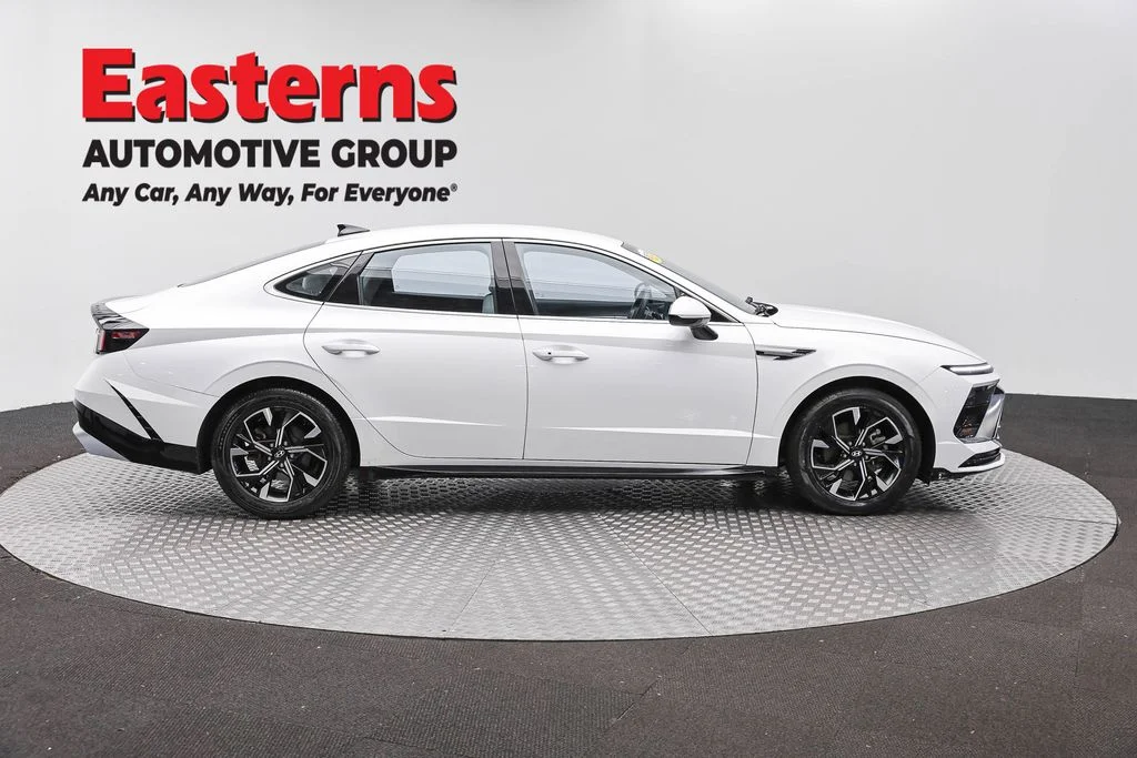 Used 2024 White Hyundai SEL image 4