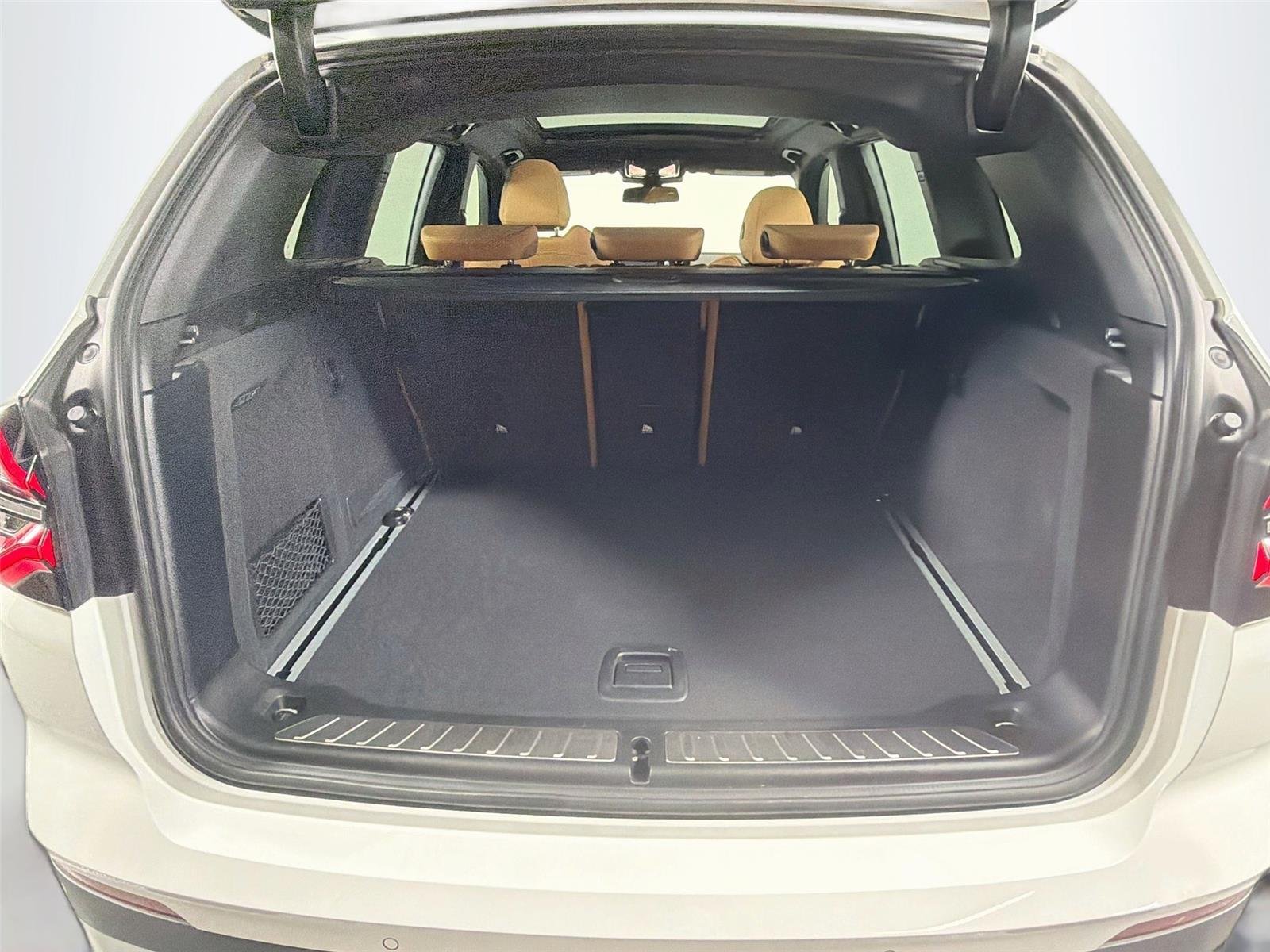 Used 2022 Alpine White BMW sDrive30i image 27