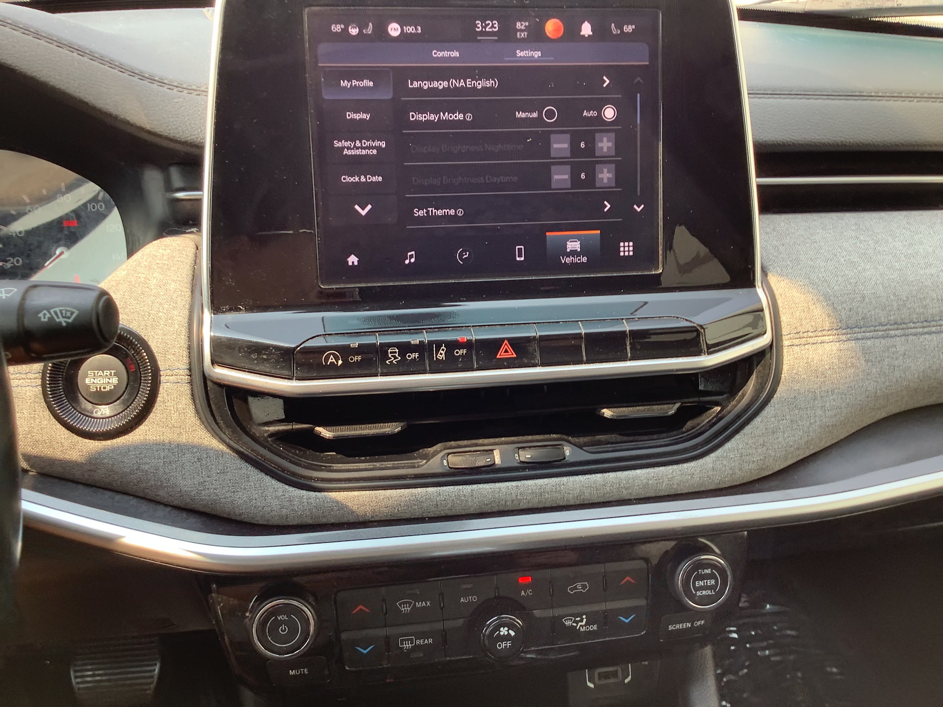 Used 2022 White Jeep Latitude image 23