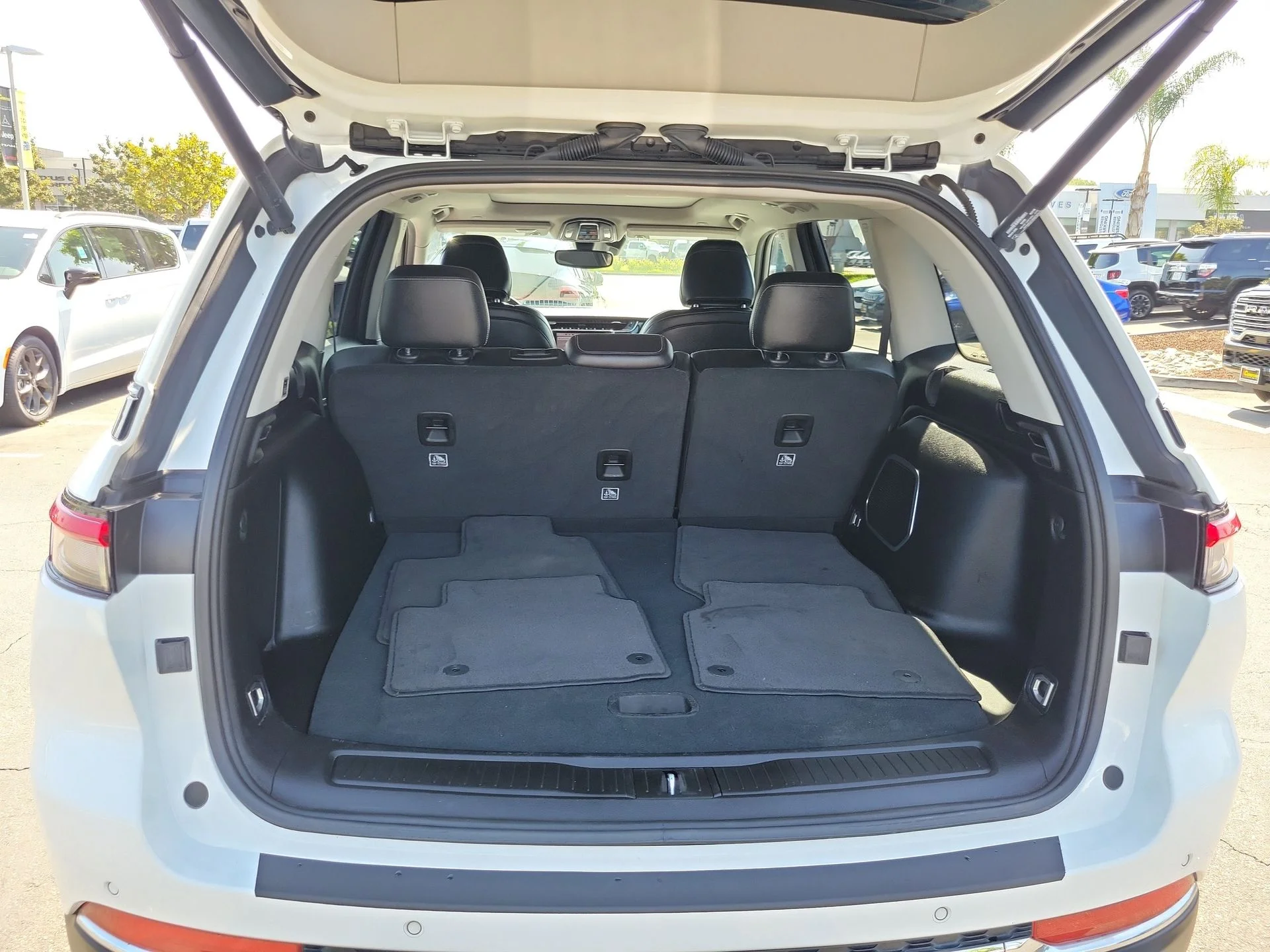 Used 2024 White Jeep 4xe image 17