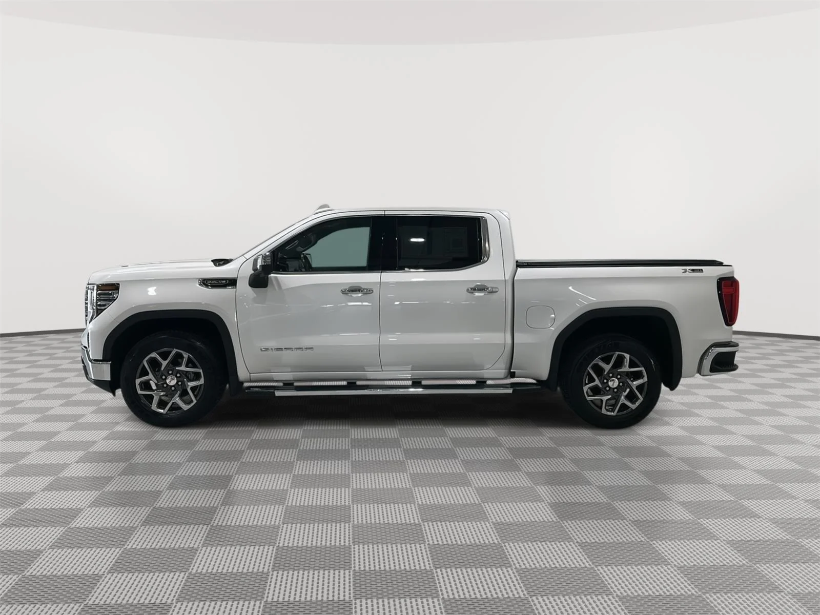 Used 2022 GMC Sierra 1500 SLT with VIN 3GTUUDED3NG634818 for sale in Alexandria, Minnesota