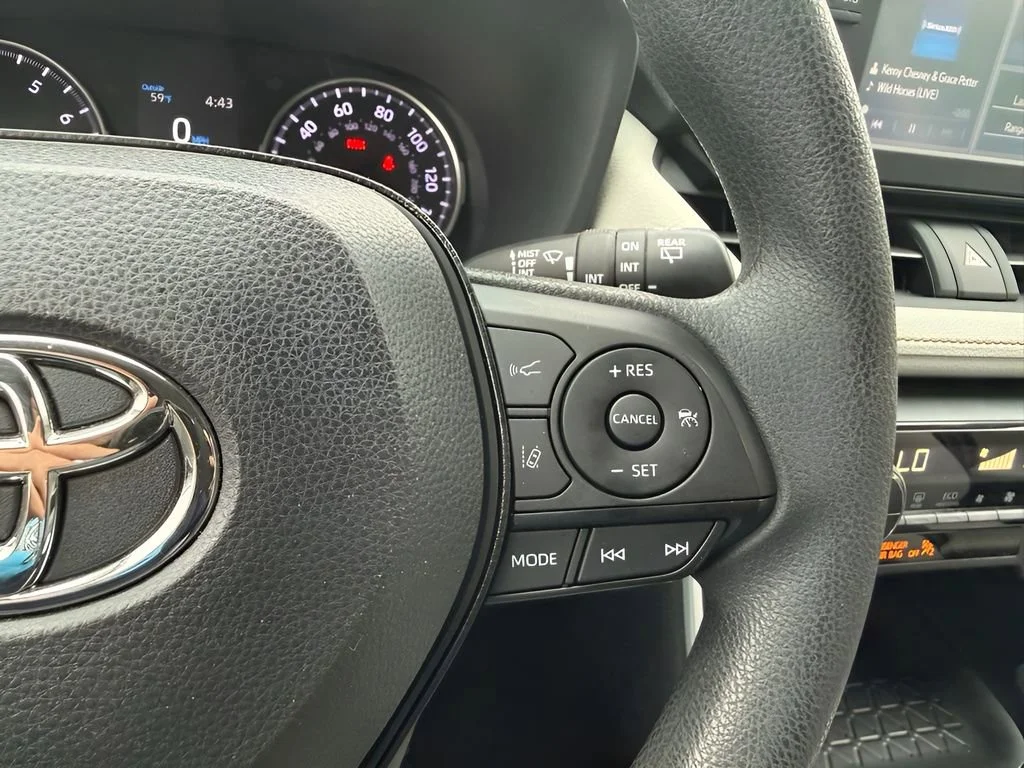 Used 2020  Toyota XLE image 18