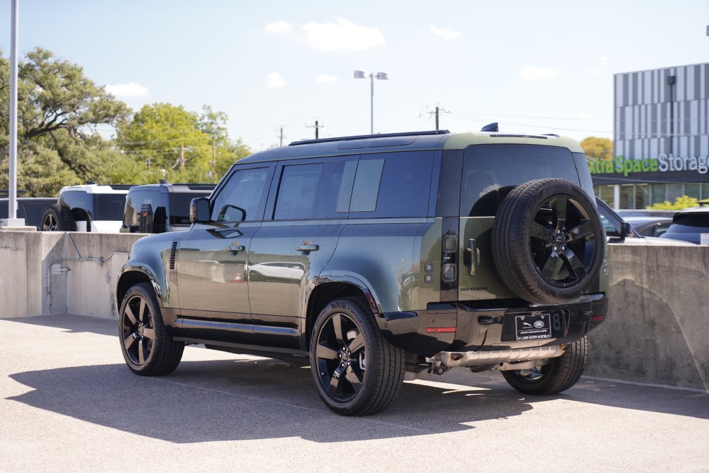 New 2026 Woolstone Green Land Rover X-Dynamic SE image 7
