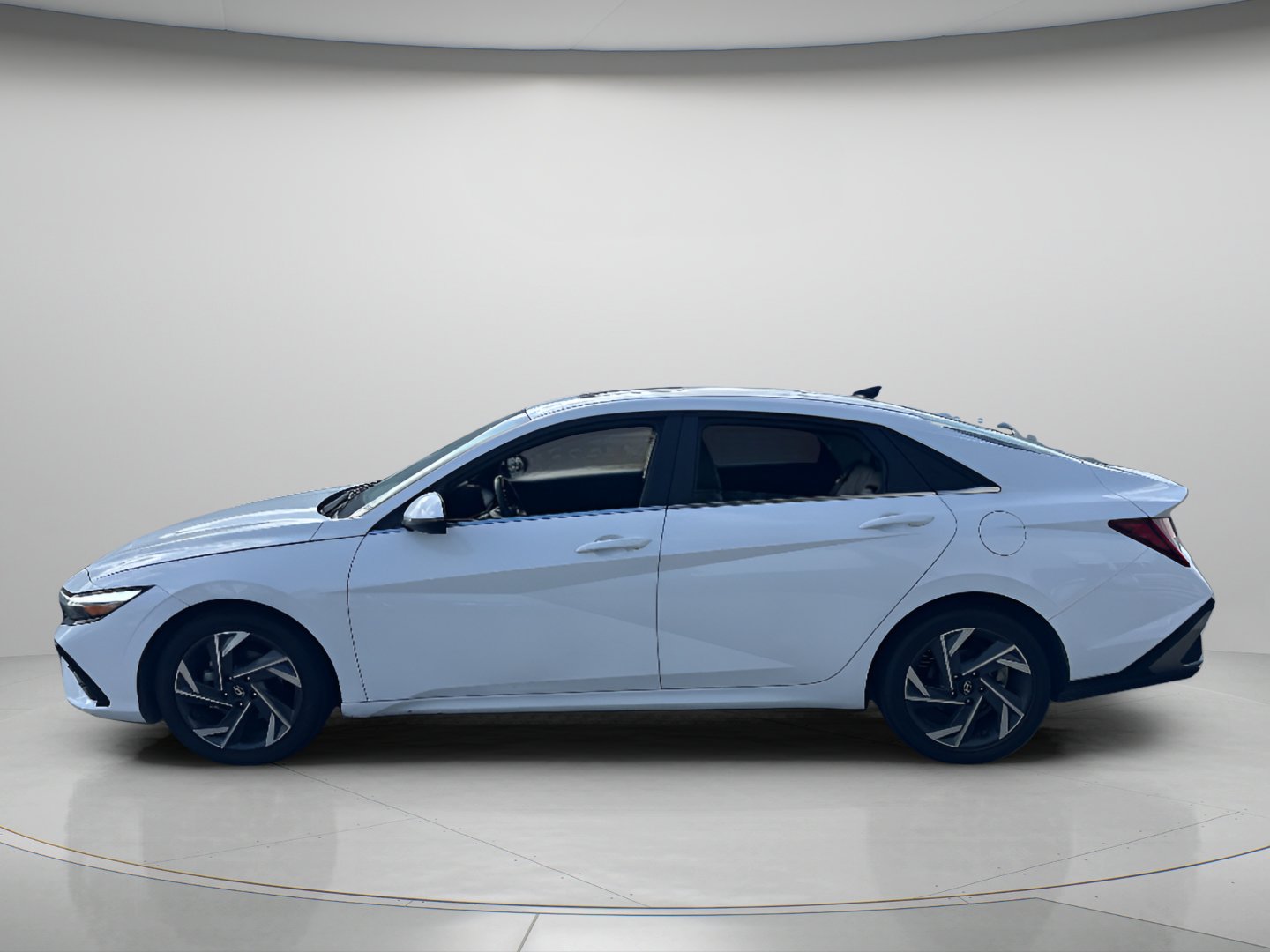 Used 2025 Serenity White Hyundai Limited image 4