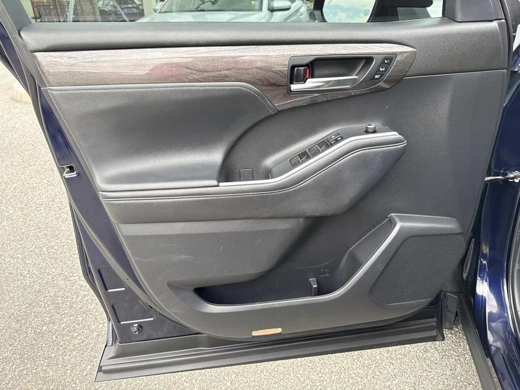 Used 2022  Toyota Limited image 22