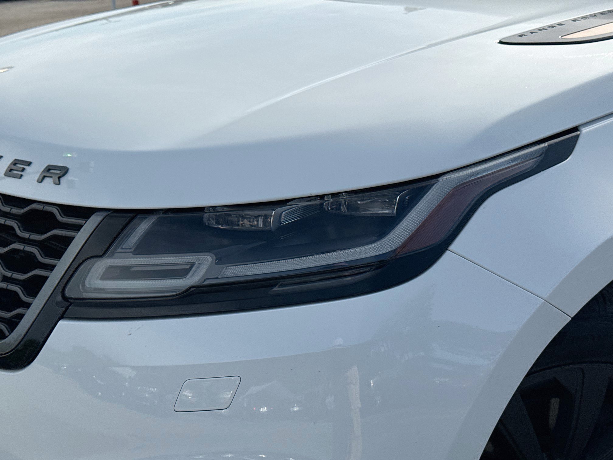 Used 2019 White Land Rover R-Dynamic SE image 9