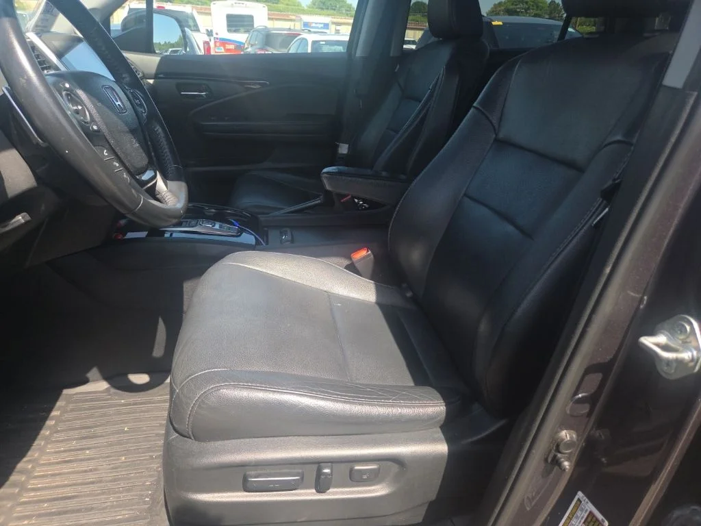 Used 2017  Honda Touring image 15