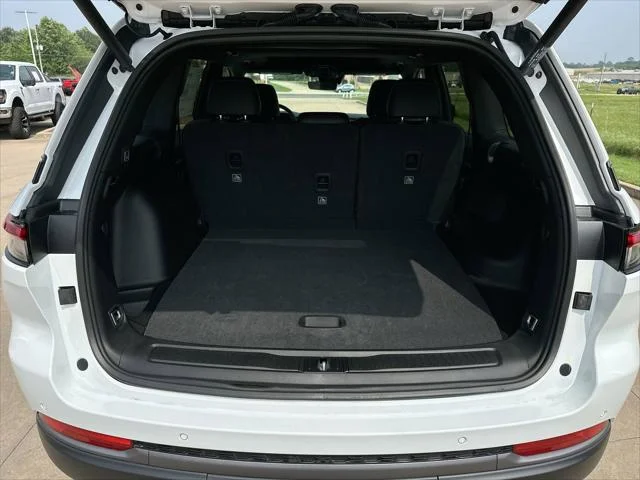 New 2026 Bright White Clear-Coat Exterior Paint Jeep Altitude image 25