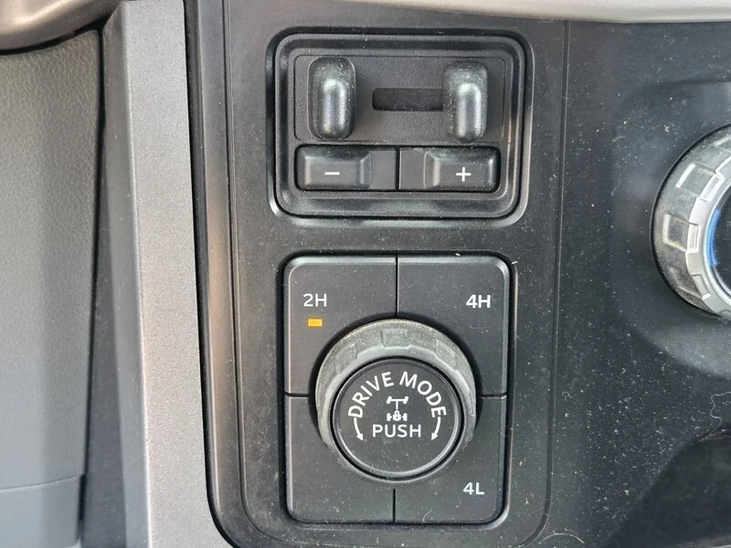 Used 2023 WHITE FORD XLT 4WD SUPERCREW 5.5