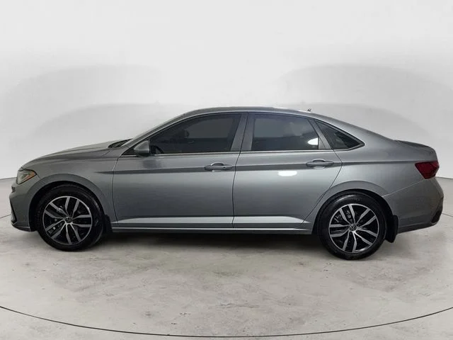 Used 2025 Silver Volkswagen 1.5T SE image 2