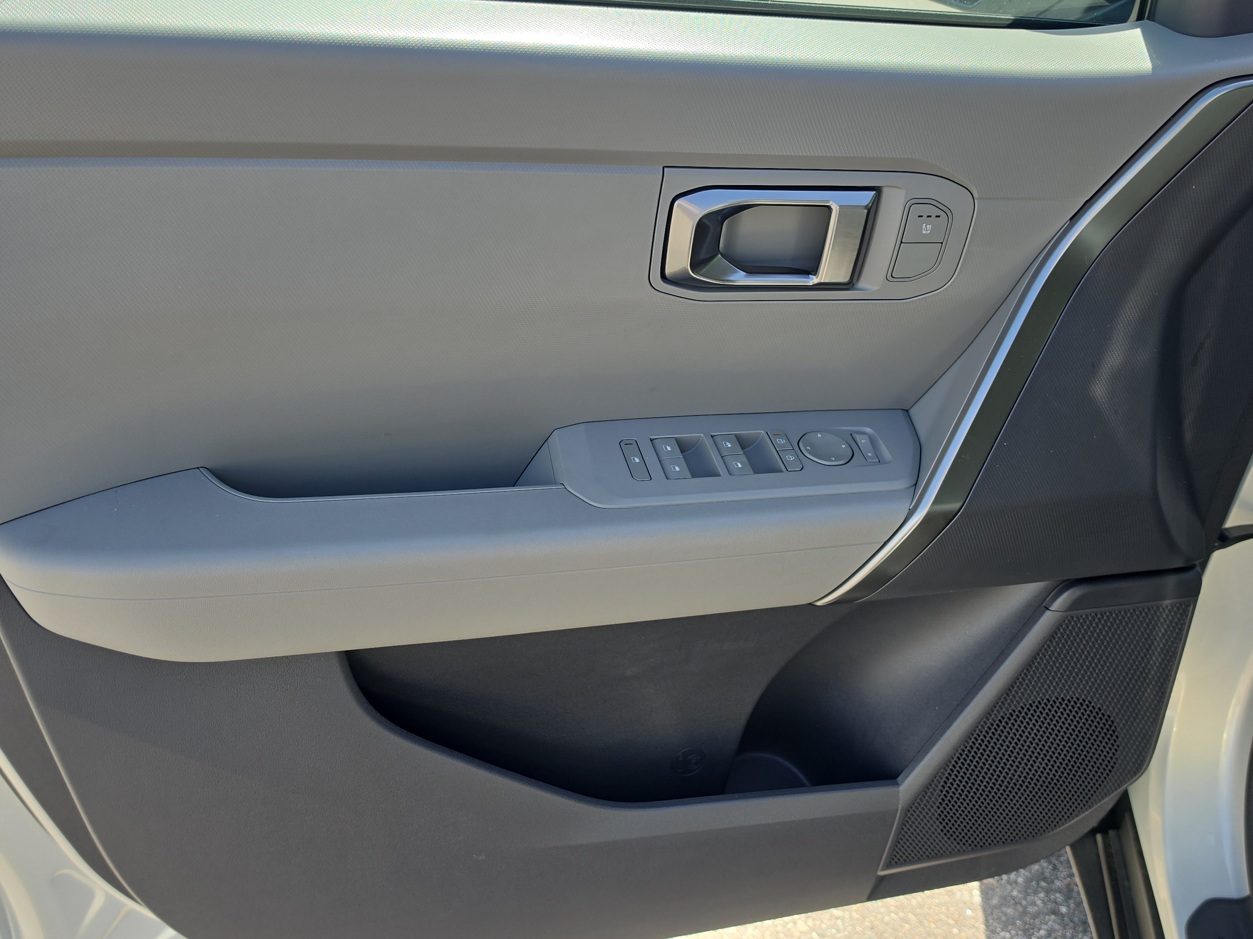 New 2027 Ivory Silver Kia LX image 17