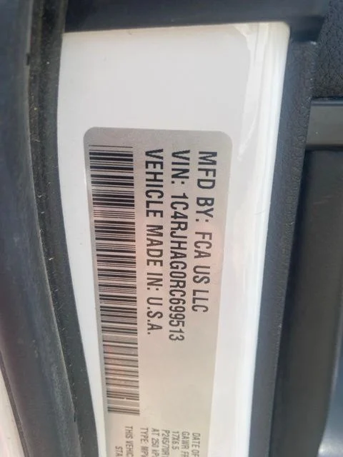 Used 2024 White/off-white Jeep Laredo image 27