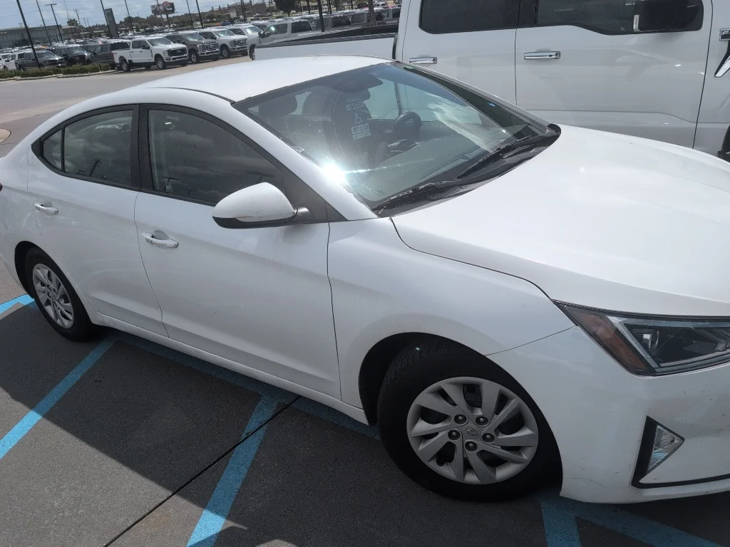 Used 2019 Quartz White Hyundai SE image 3