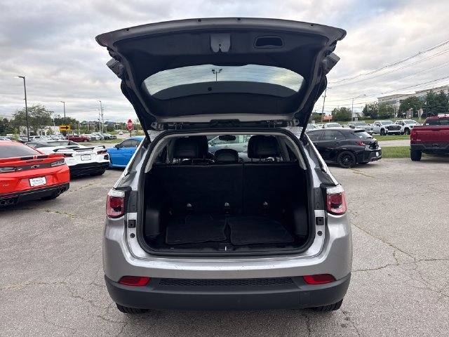 Used 2020 Silver Jeep Latitude image 9