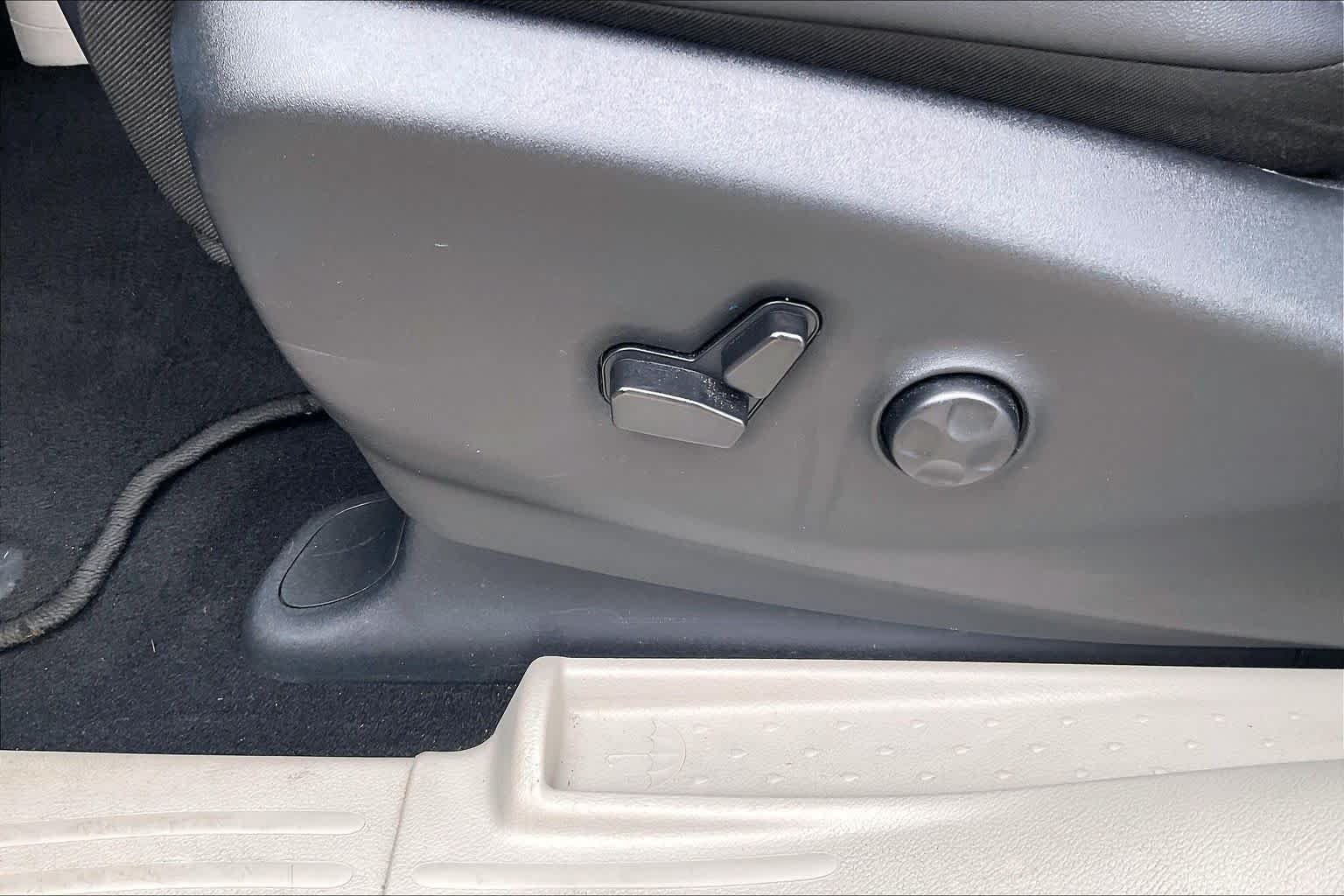 Used 2024 Bright White Clearcoat Chrysler Touring L image 31