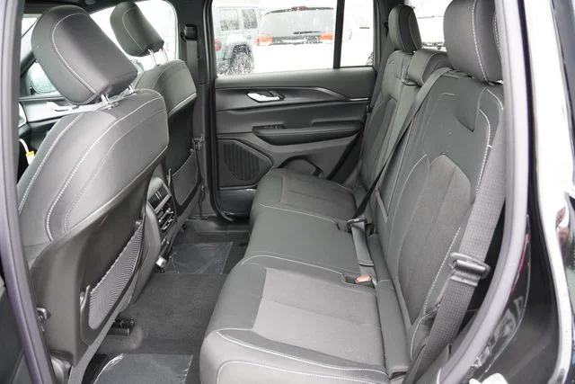 New 2025 Diamond Black Crystal Pearl-Coat Exterior Paint Jeep Laredo X image 11