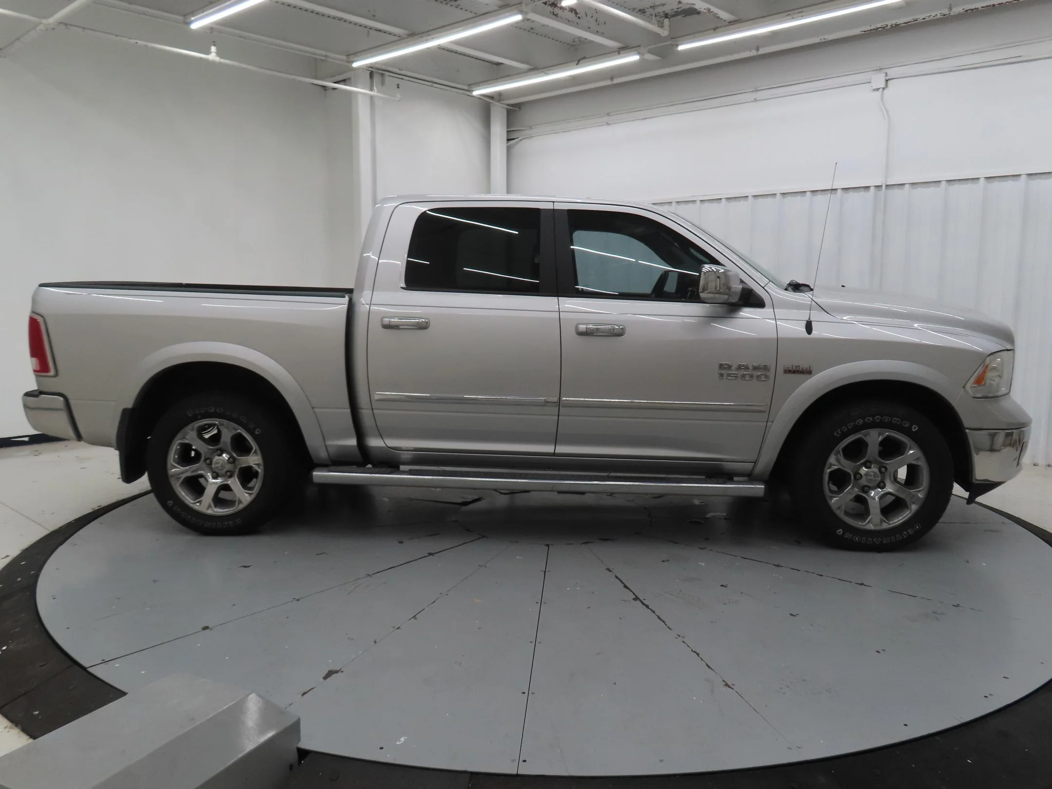 Used 2017 Silver Ram Laramie image 2