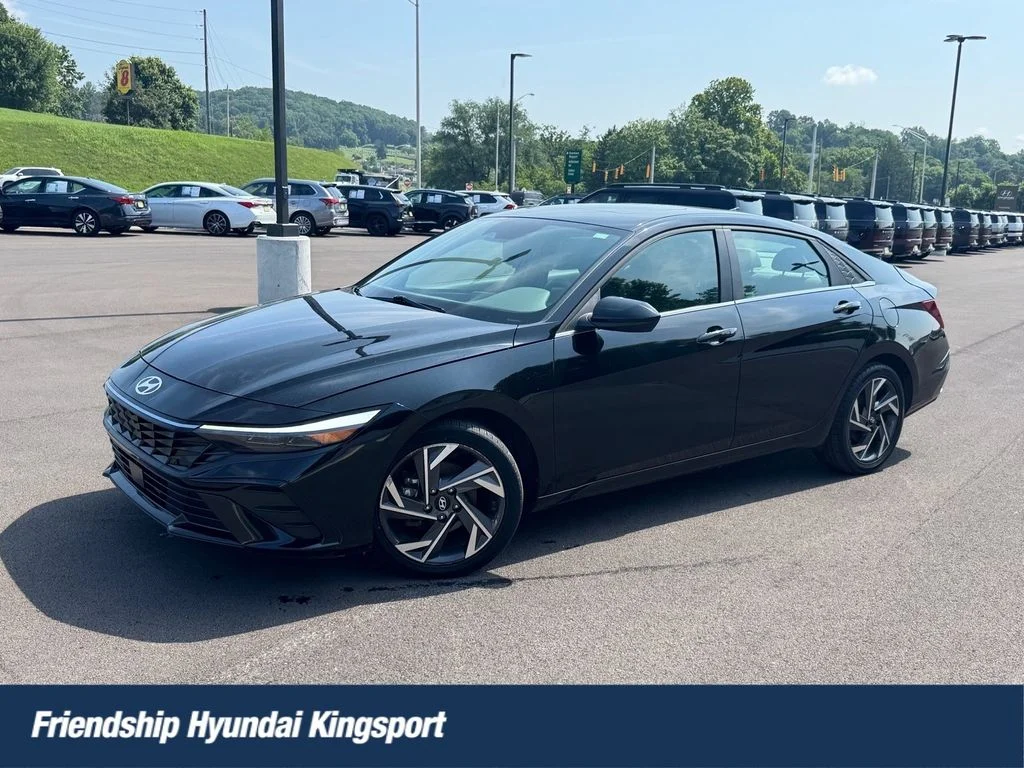 Used 2025 Black Hyundai SEL Convenience image 1