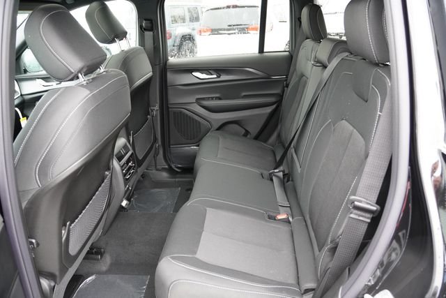 New 2025 Diamond Black Crystal Pearl-Coat Exterior Paint Jeep Laredo X image 11