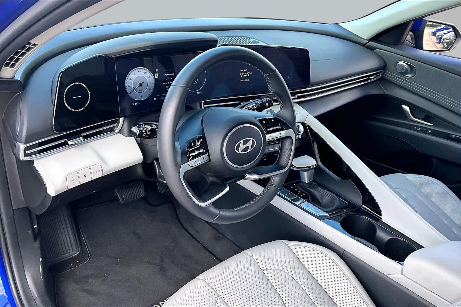 2025 Hyundai Elantra Limited - Photo 16