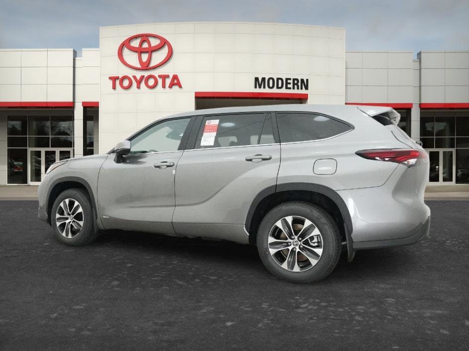 New 2026 Heavy Metallic Toyota Hybrid XLE image 4