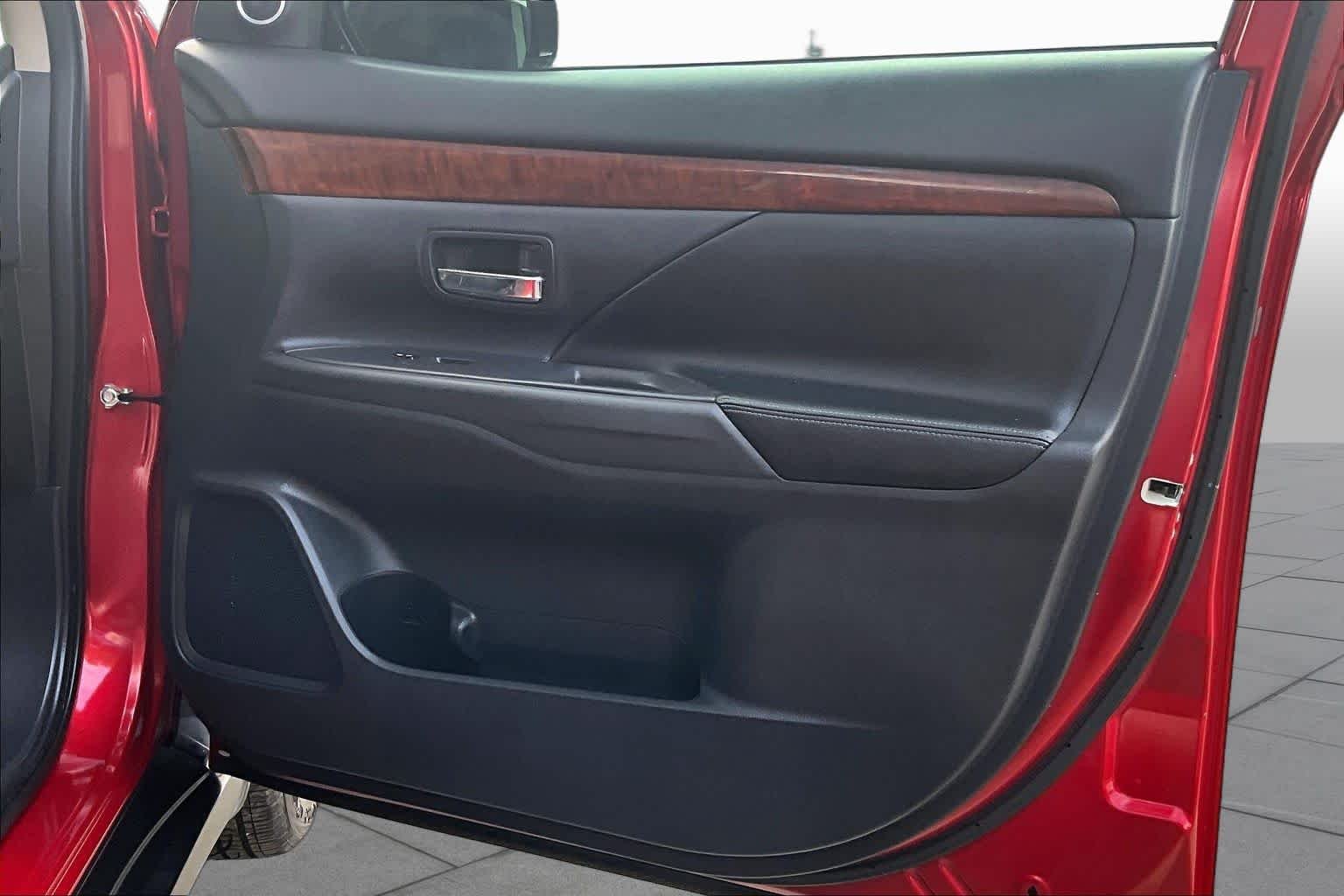 Used 2015 Rally Red Mitsubishi SE image 23