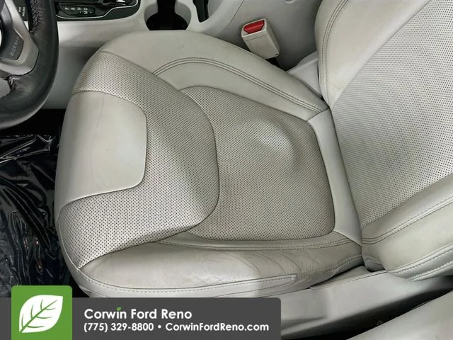 Used 2019 Granite Crystal Clearcoat Metallic Jeep Overland image 23